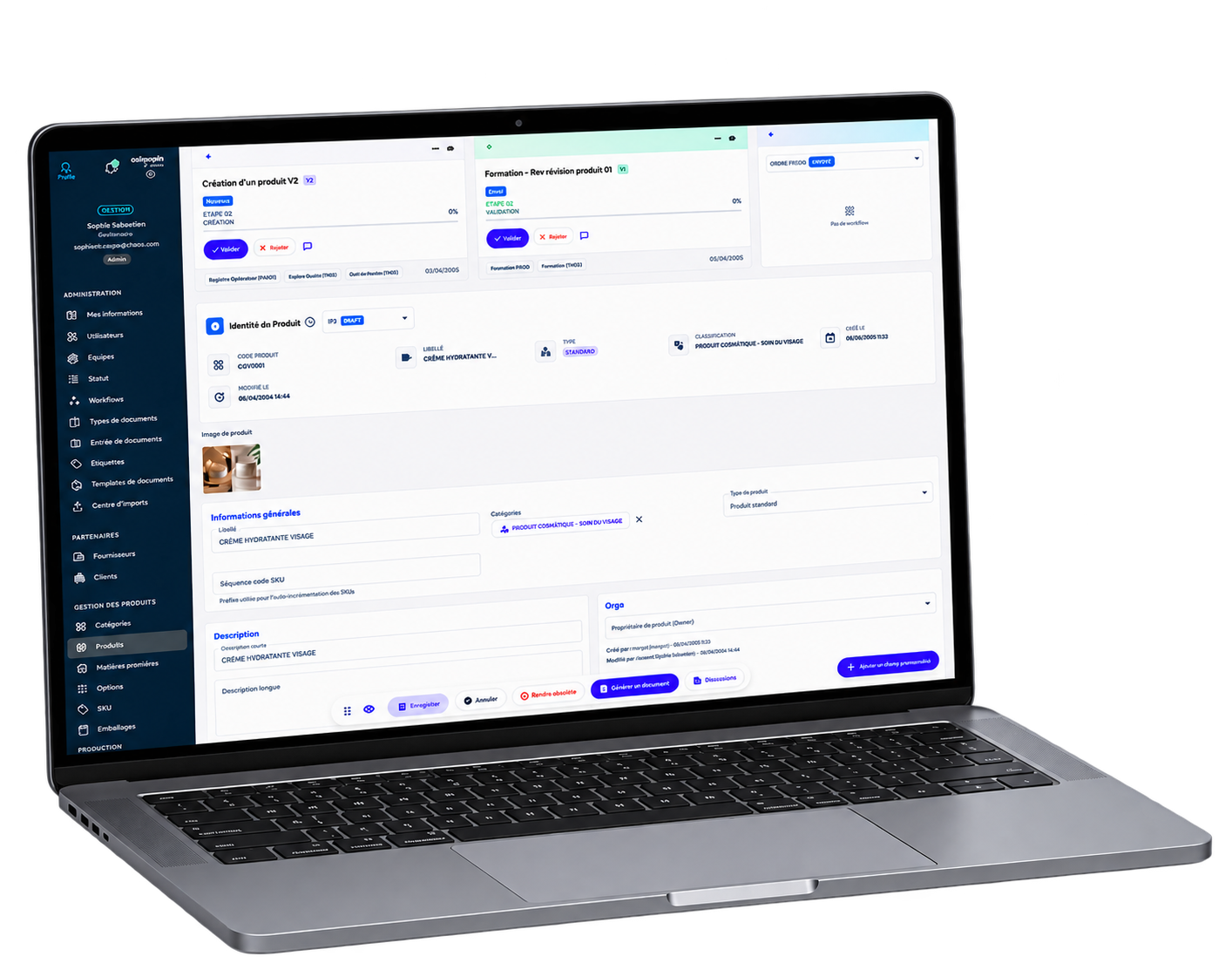Interface Avikeo PLM de gestion des données produits affichée sur un ordinateur portable